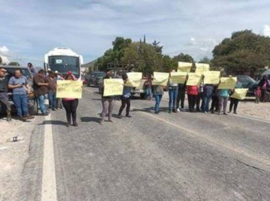 La federal Tehuacán-Orizaba lleva casi 24 horas bloqueada por habitantes de Nicolás Bravo 