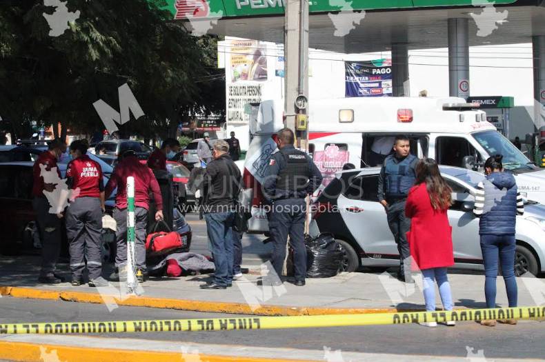 Muere hombre dentro de su auto en la colonia Volcanes en Puebla