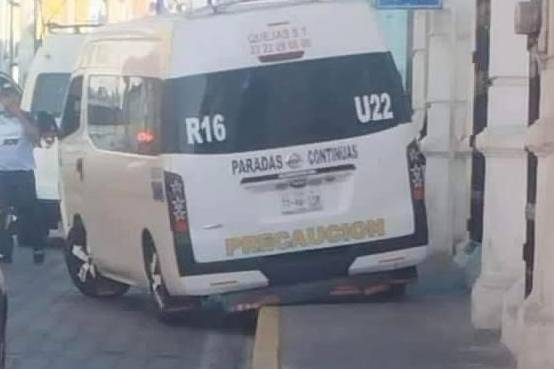 Por distraerse con el celular chofer del trasporte terminó en la banqueta en Atlixco