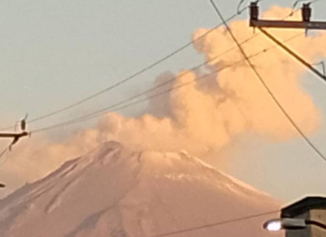 Puebla amanece con gran fumarola del Popocatépetl