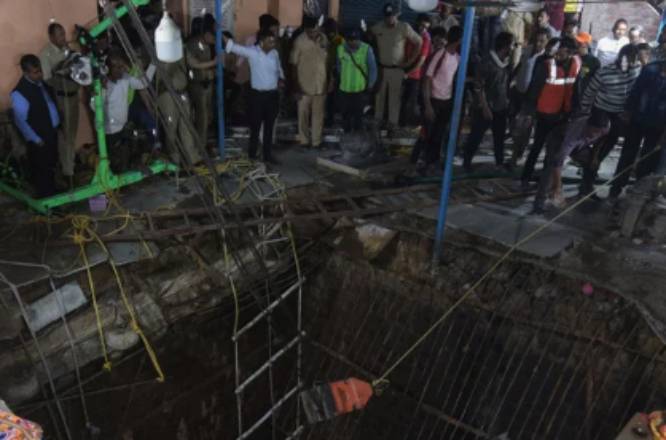 Derrumbe en templo deja 35 muertos en la India