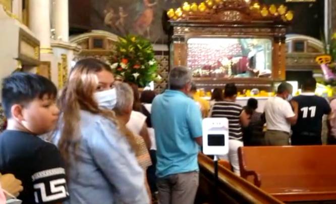 Poblanos visitan las 7 casas este jueves santo