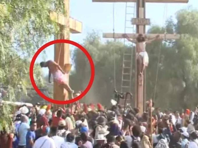 Durante la pasión de Cristo en Iztapalapa actor se desmaya