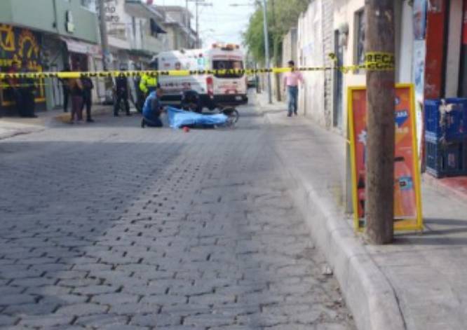 Hombre se desploma de su bici y muere en calles del centro de Puebla capital
