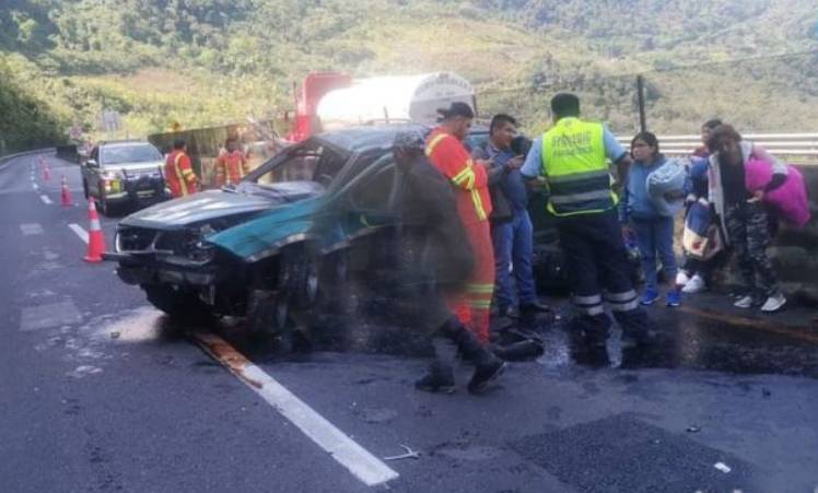 Auto con familia sufre accidente en la México-Texpan