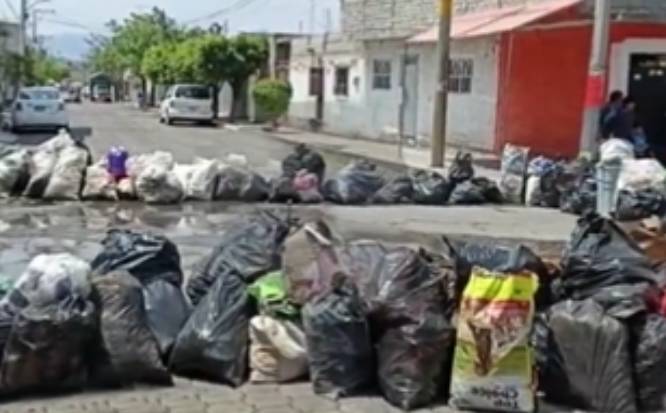 Siguen los bloqueos de calles con basura en Tehuacán