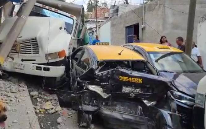 Tortón se queda sin frenos y choca contra autos y derriba un poste en Puebla