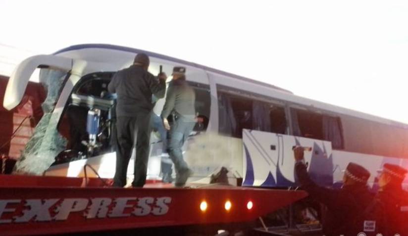 Chocan camión de transporte turístico y tráiler en la Puebla-Orizaba