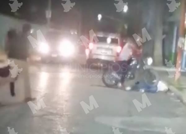 VIDEO Golpean a hombre y le pasan una moto encima en Texmelucan