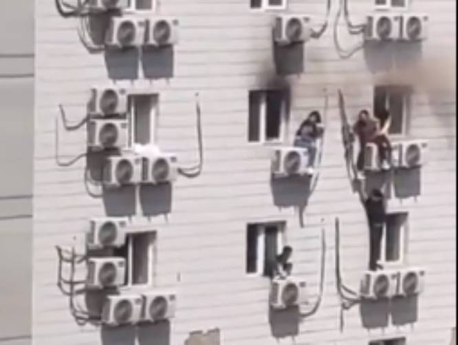 VIDEO Fallecen 21 personas en incendio en hospital de China