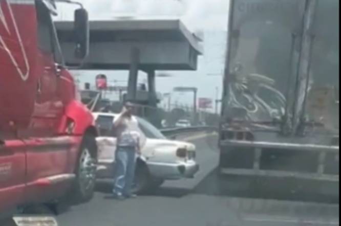 Chocan tráiler y Tsuru en la México-Puebla