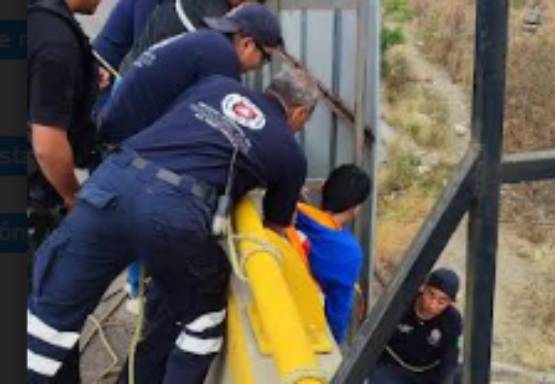 Adolescente amenaza con aventarse de puente en el Periférico Ecológico