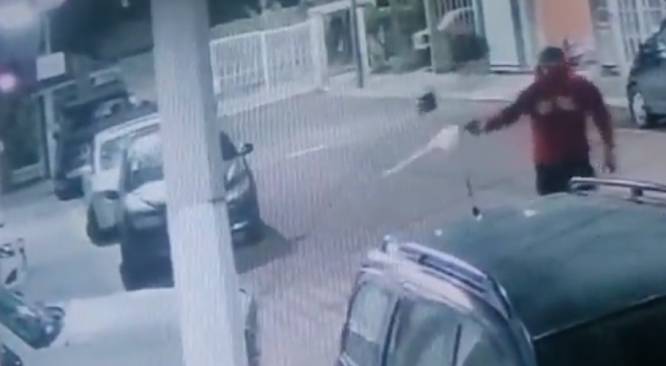 VIDEO Hombre balea auto de comerciante en calles de Tehuacán