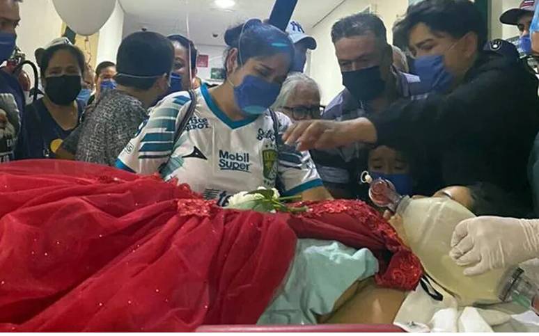 VIDEO Despiden con su vestido de 15 años a jovencita antes de donar sus órganos