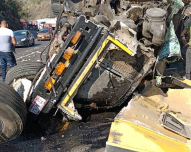 VIDEO Tráiler se vuelca y bloquea autopista Acatzingo-Ciudad Mendoza