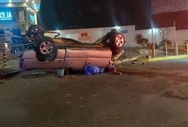 Aparatosa volcadura de camioneta deja un muerto en Calzada Zavaleta