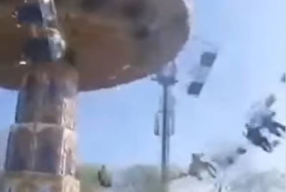 VIDEO Juego mecánico colapsa; hay un niño muerte y 21 heridos