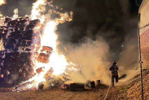 Bomberos sofocan mega incendio de pacas de paja en San José Chiapa