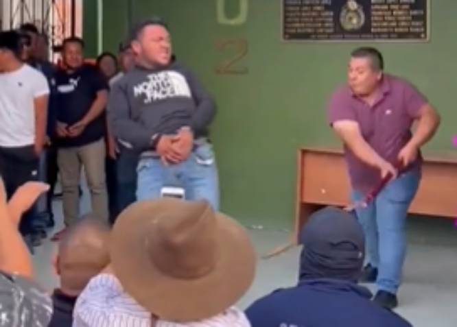 VIDEO Le dan latigazos a hombre acusado de extorsión en Oaxaca