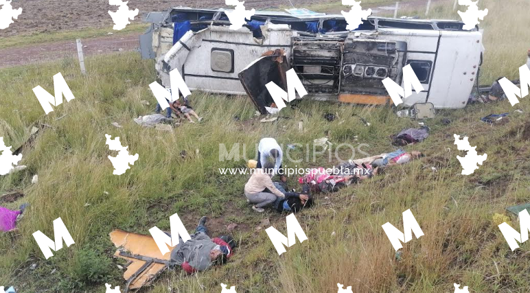 Volcadura en la autopista Tlaxcala-Puebla deja 4 muertos y 18 heridos