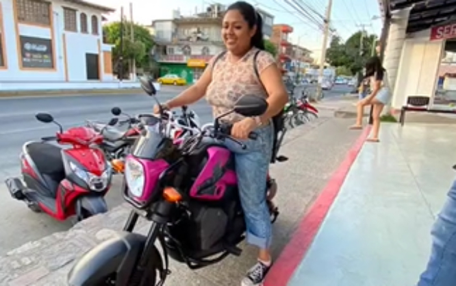 VIDEO Joven mujer compra moto y segundos después la choca