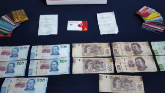 Cae Brayhan con dinero y 50 tarjetas bancarias robadas en centro de San Pedro Cholula