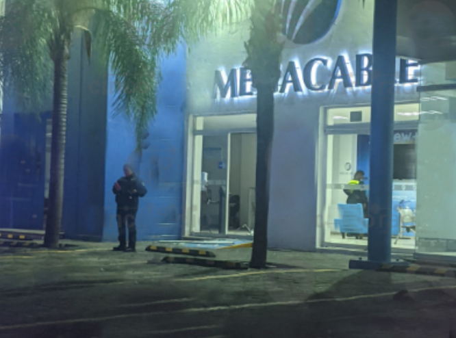 Dan cristalazo a oficinas de Megacable en Puebla capital: hay un detenido
