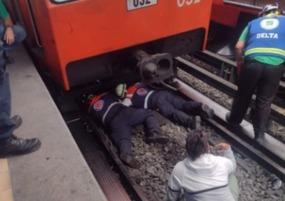 Hombre se avienta al metro en la CDMX y sobrevive