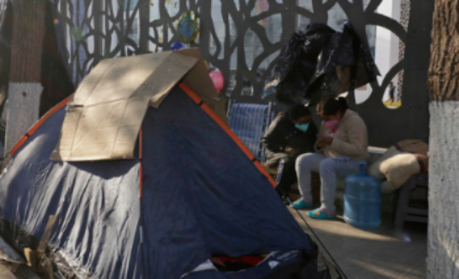 Pese a albergues, familiares en HNP siguen instalándose en la calle 