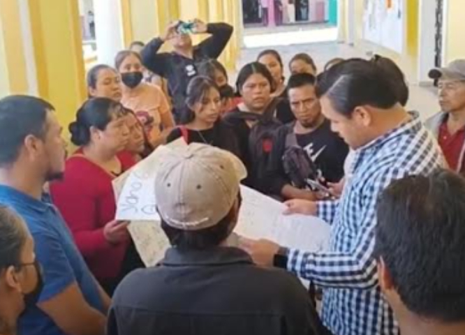 Pobladores de Chignautla se manifiestan contra el edil Aarón Bonilla