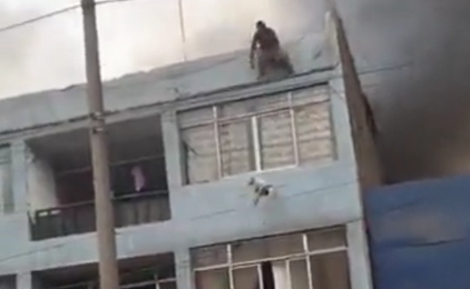VIDEO Hombre salva a 25 perros de que se calcinaran
