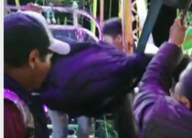 VIDEO Cabello de jovencita queda atorado en rueda de la fortuna en Chiapas