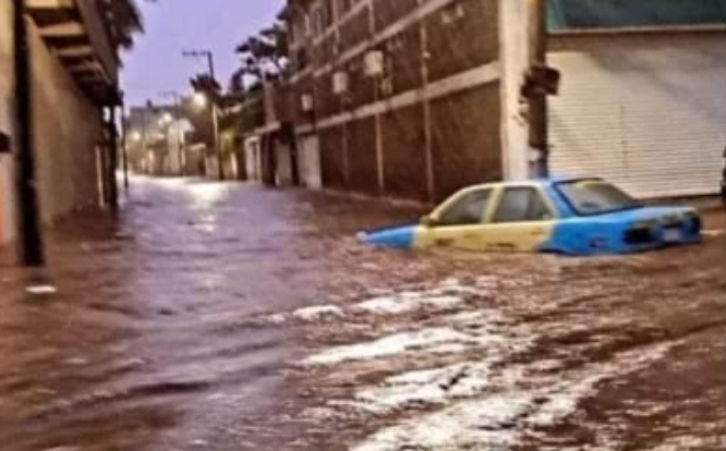Lluvia deja inundaciones y daños materiales en Izúcar  