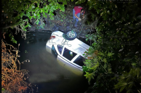 Joven mujer cae a barranco y muere en Zacapoaxtla