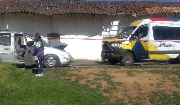 Chocan de frente camionetas en carretera de Zinacatepec