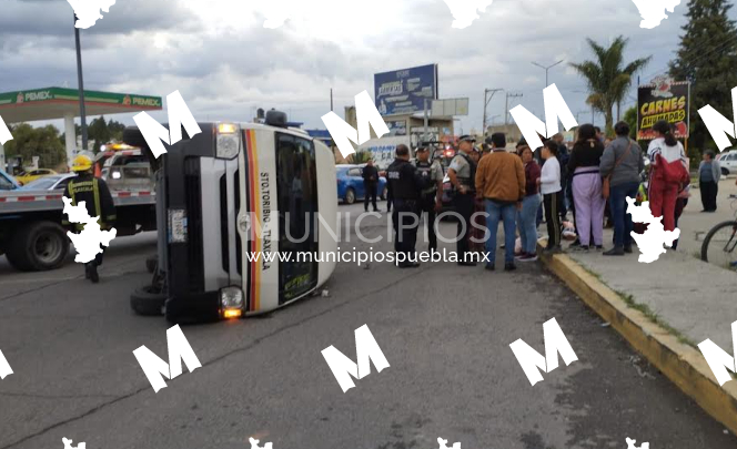 Choque de unidades del transporte público deja 10 heridos y una volcadura en Tlaxcala