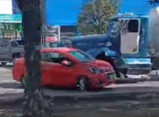 Pipa de agua embiste a auto en bulevar Norte