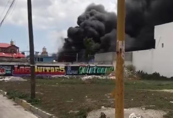 Fuerte incendio consume vivienda en barrio de Acatzingo