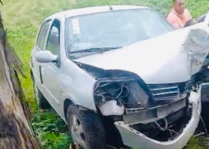 Conductor se queda dormido y se estrella contra árbol en Santa Isabel Cholula 