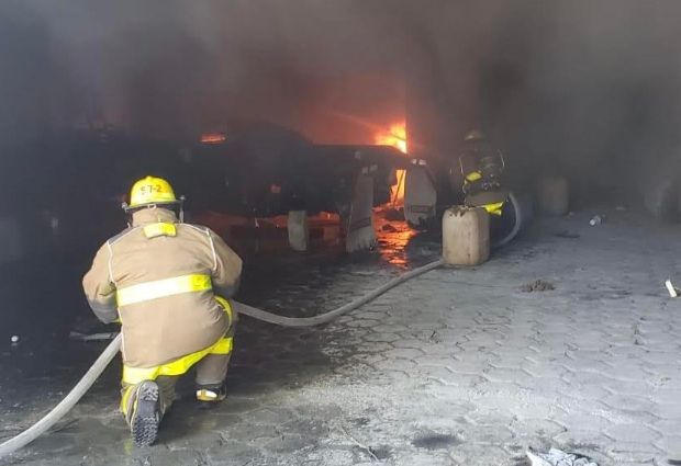 Bomberos de Atlixco sofocan mega incendio en bodega de fertilizantes 