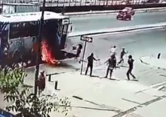 VIDEO Lanzan bombas molotov a autobús lleno de pasajeros
