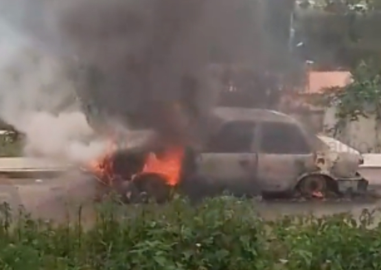 Se calcina auto en la junta auxiliar de San Andrés Azumiatla