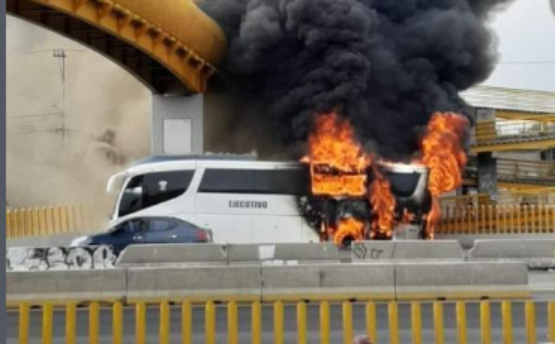 VIDEO Autobús de pasajeros se calcina en la autopista Puebla-México