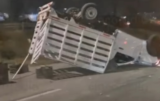 Camioneta volcada en Periférico Ecológico a la altura de Explanada