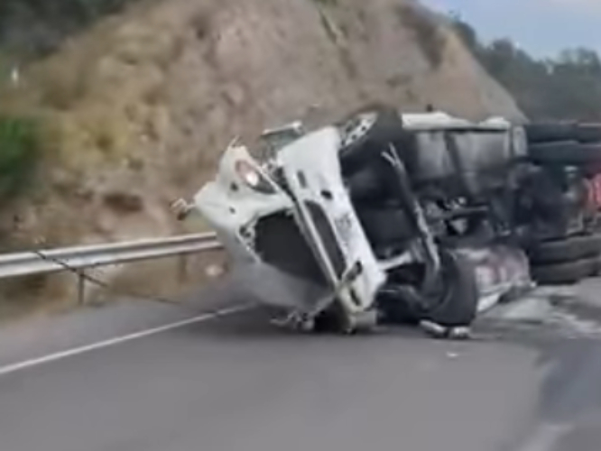 Accidente de tráiler paraliza tráfico en la Amozoc-Perote, rumbo al parque industrial Audi