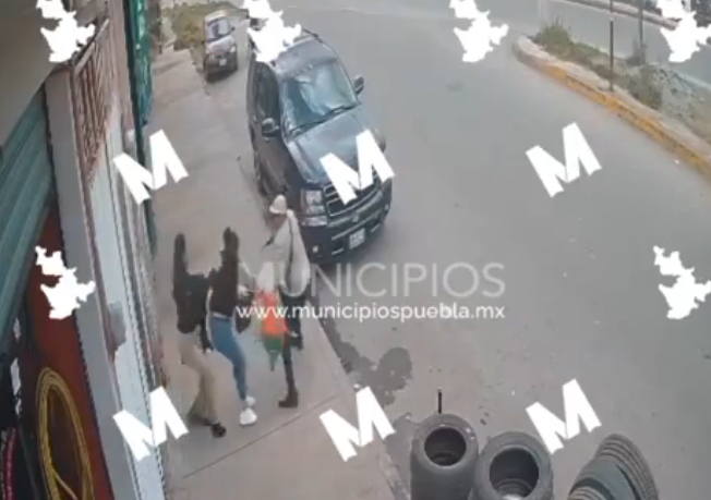 VIDEO Se registran forcejeos y balazos en asalto a mujer en Chignahuapan