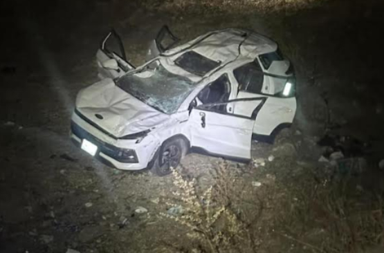 Auto se va a barranca en la carretera Piaxtla-Tecomatlán; hay un muerto