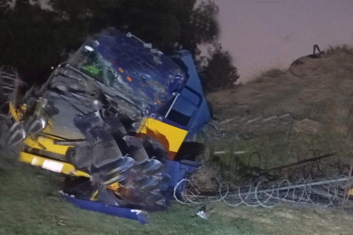 Se vuelca tráiler en la México. Puebla a la altura del estadio