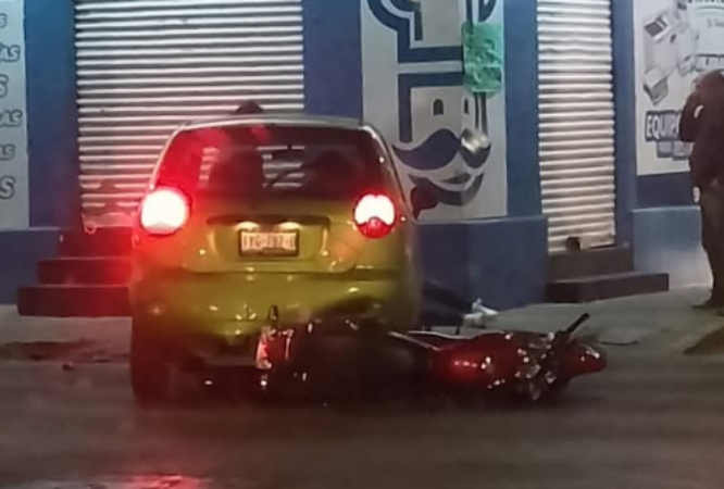 Automóvil arrolla y mata a motociclista en la 25 poniente