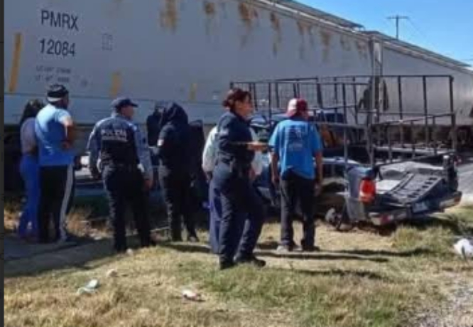 Tren embiste a camioneta en calles de Rafael Lara Grajales 